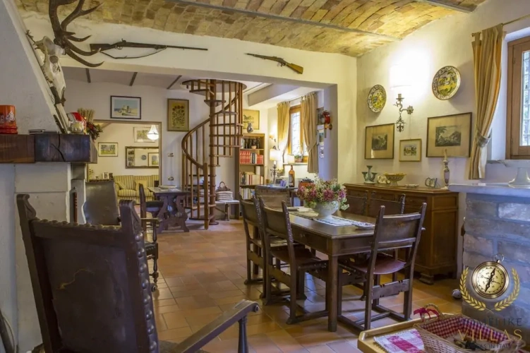 5 Bedrooms Villa