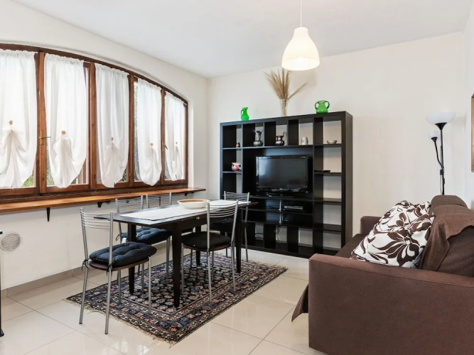 Comfortable Apartment With Library And Swimming Pool