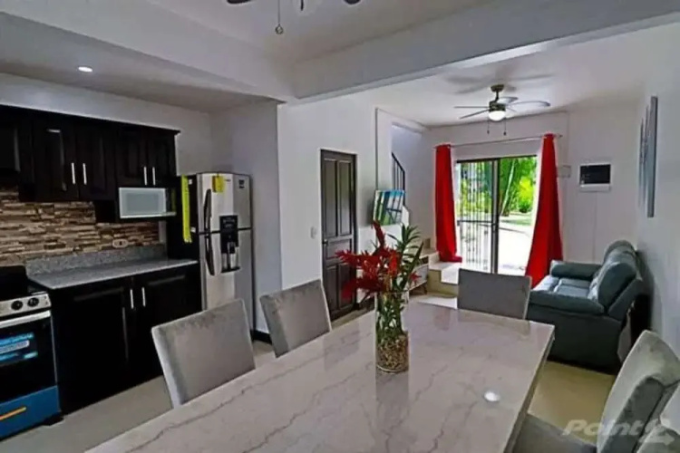 2-BD Unit with Pool, 2 Blocks from Beach