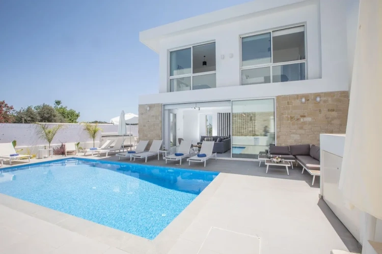 4 Bedrooms Villa with garden view