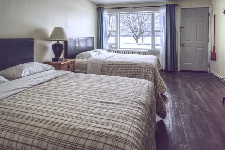 Standard Quadruple Basement room with lake view
