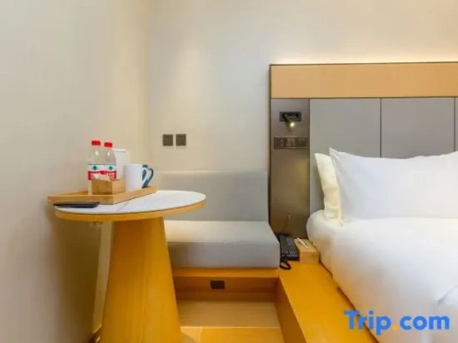 Standard Double room with street view