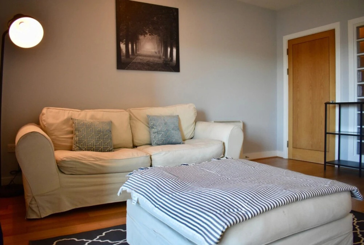 Central 2 Bedroom Flat With Balcony Views