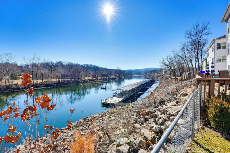 Updated Branson Condo w/ Lake Taneycomo Views!