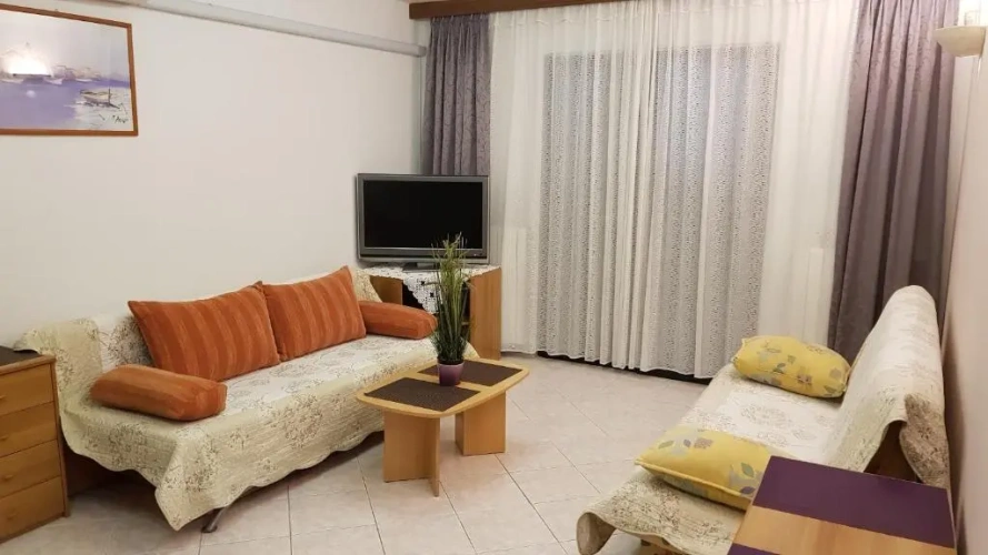 Apartment with garden view