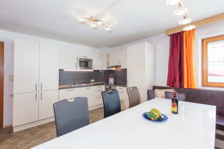 4 Bedrooms Apartment