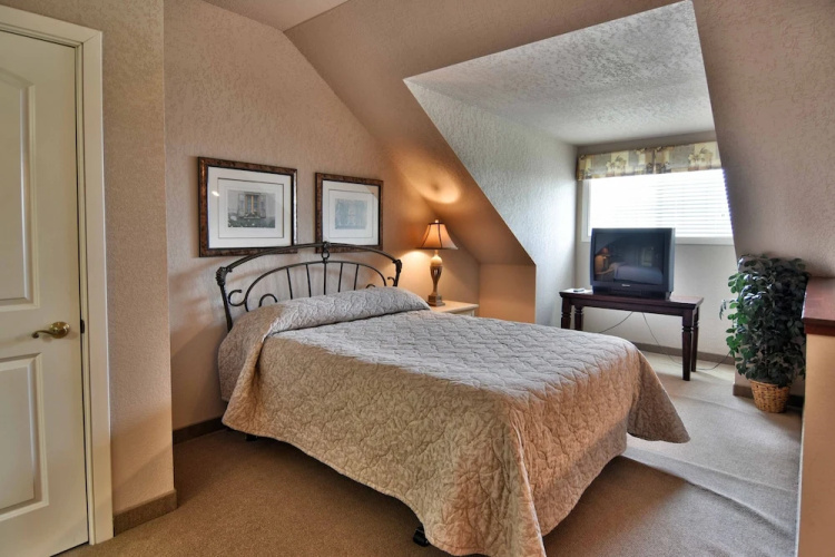 Unit 302 2 BD/ 2 BA Condo