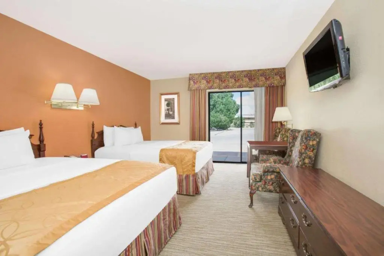 Days Inn & Suites Red Rock-Gallup