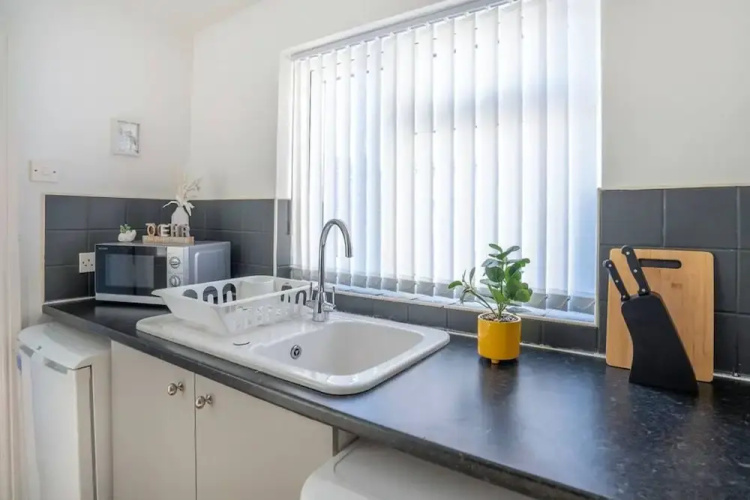 Spacious 3 Bed Flat-free Parking