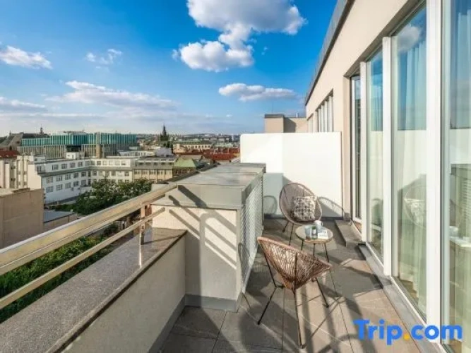 1 Bedroom Deluxe Double Apartment with balcony and with city view