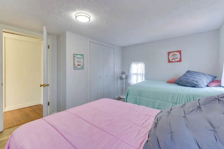 Adorable Cottage: Fire Pit, Walk to Colonial Beach