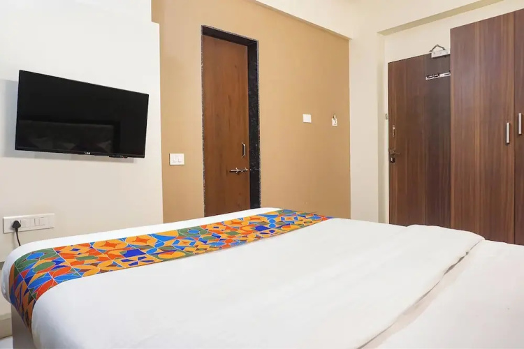 FabHotel Executive Pearl Inn - Nr. Twin tower
