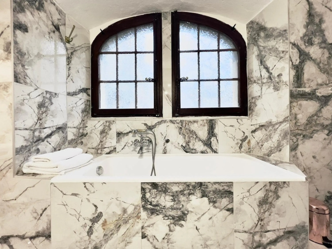 Montreux Castle | Charming Lake View Studio