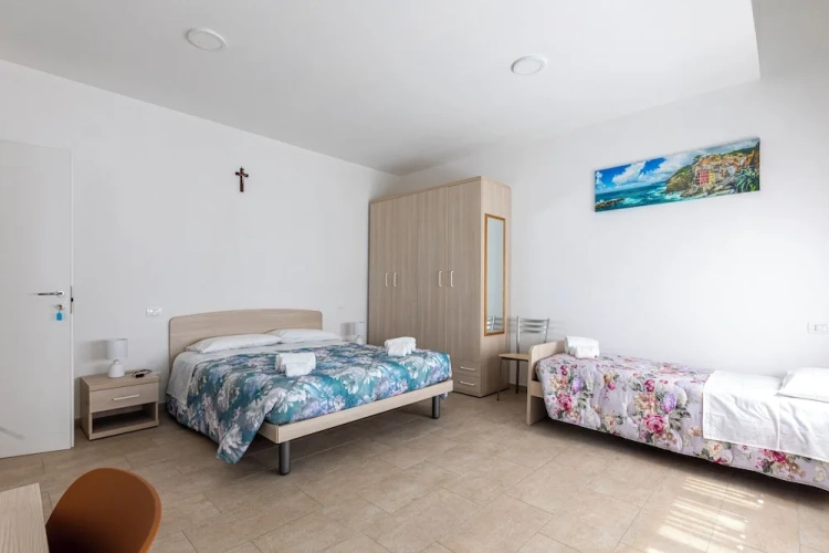 Standard Triple room with courtyard view