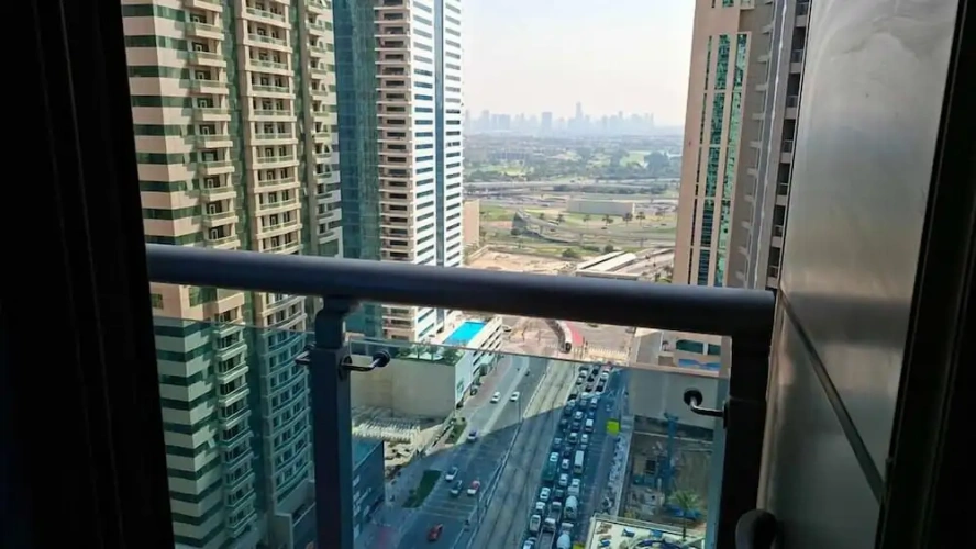 Spacious 2 bedroom Apt Near Marina Tram