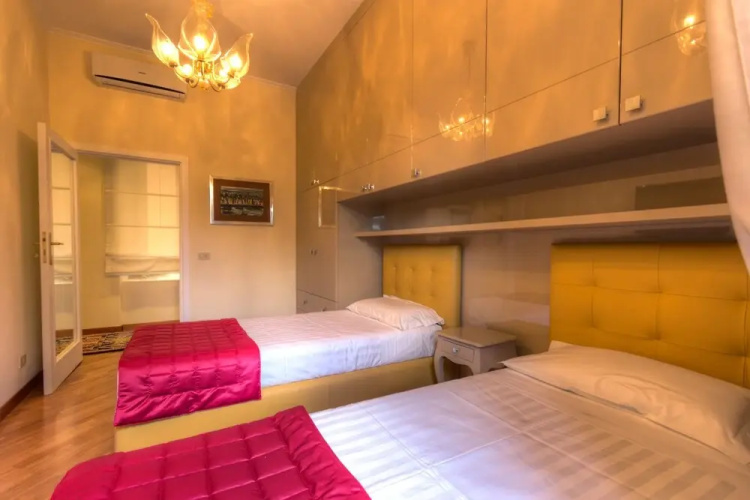 Spanish Steps Hills Apartment