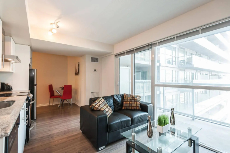 Life Suites - Front and Spadina