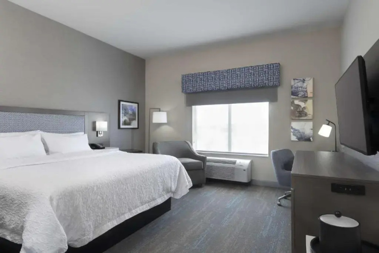 Hampton Inn & Suites St. Charles Old Town Area