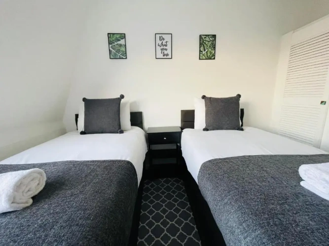 5 Bedrooms Cottage