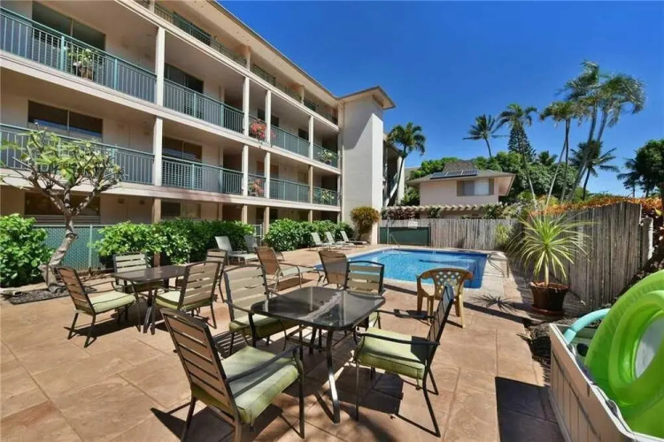 Makani Sands 102 by RedAwning