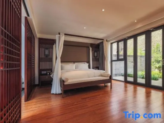 Deluxe Duplex Suite