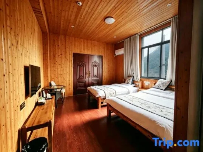 Standard Twin room with canal view