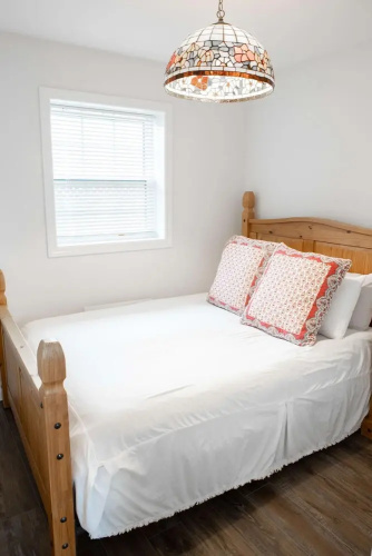 Detached Victorian Style Tiny Home - Long Stays U7