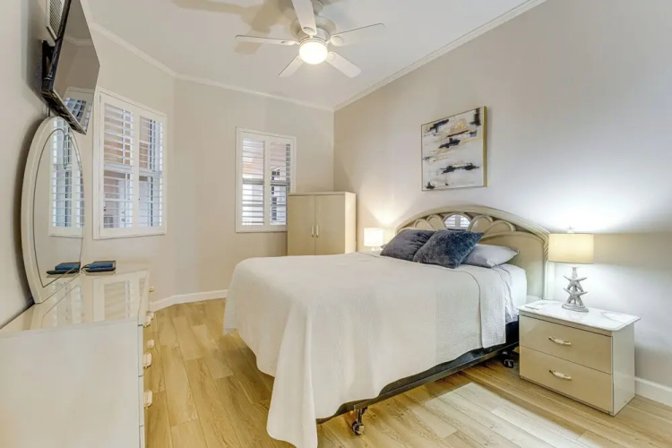 8th Floor Penthouse, Walk to Clearwater Beach