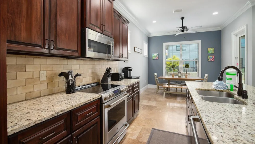 Villa Lago 1973* (S)(2G)- 4BR 4BA + Den- (12)