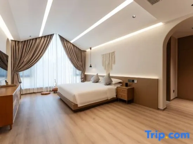 Deluxe Family Suite with lake view