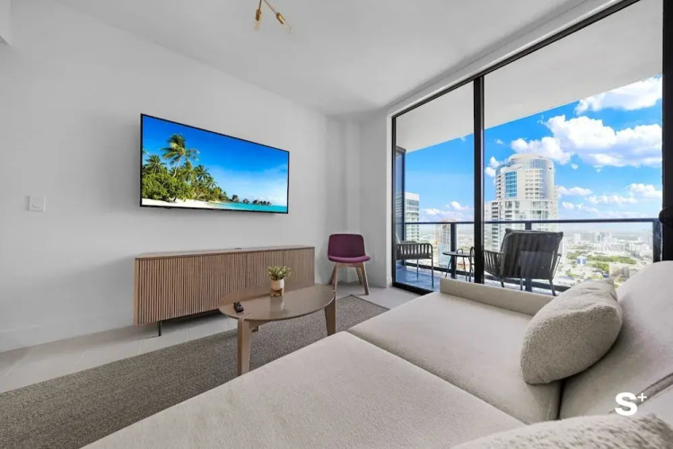 Downtown 1BR Apt with Skyline Views
