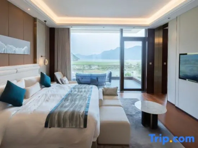 Premier Suite with lake view