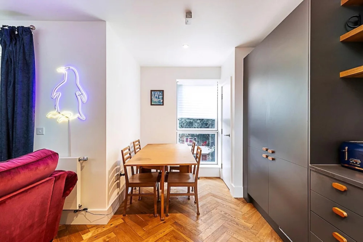 Chic Crystal Palace Flat with Balcony & Workspace
