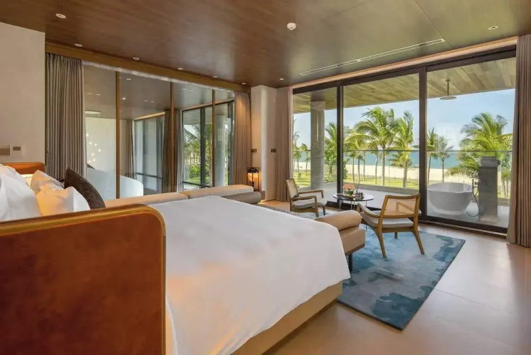 Golfers Paradise: Villa at World-class Course Edge