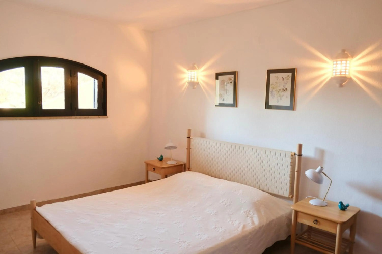 Peaceful & Spacious Apt with Parking & Queen Bed