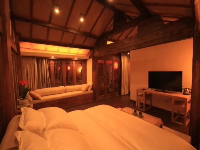 Lijiang Banxicaotang Inn