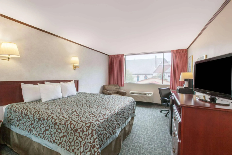 Schenectady Inn & Suites