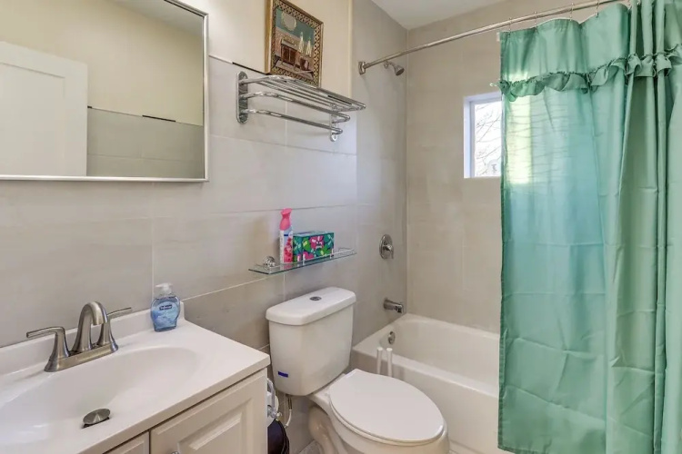 6 Mi to Dtwn New Haven: Duplex w/ Shared Yard