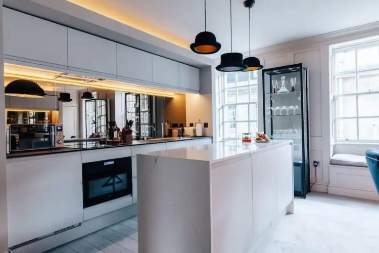 Modern Stylish Central Bath Apartment