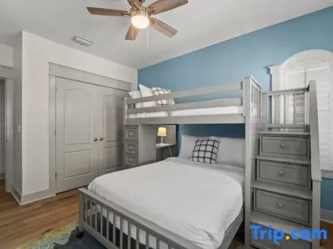 4 Bedrooms Apartment