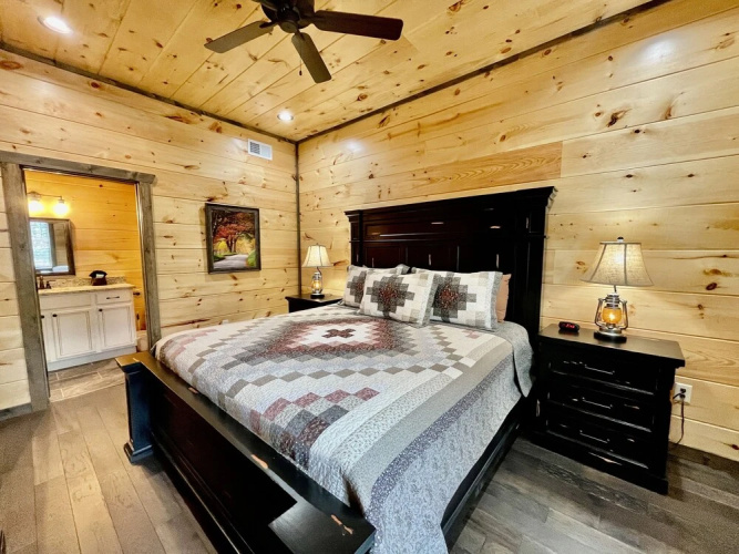 Bearly Behaving 2 Bedroom Cabin by RedAwning