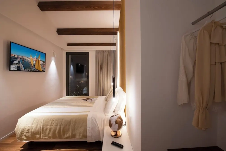 Deluxe Double room with balcony and with canal view