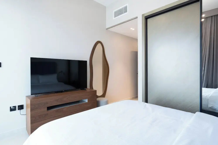 Spacious 2BR Canal View - Heart of B Bay