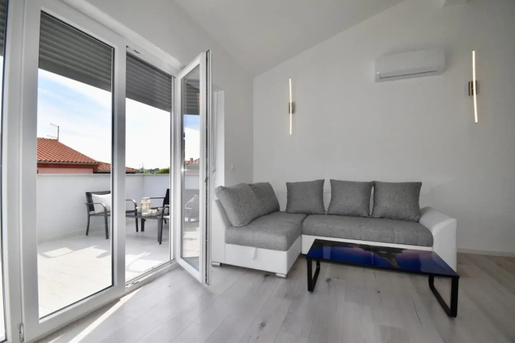 Bright and spacious apartment with grill ***