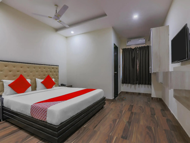 OYO 10580 Hotel Skylark