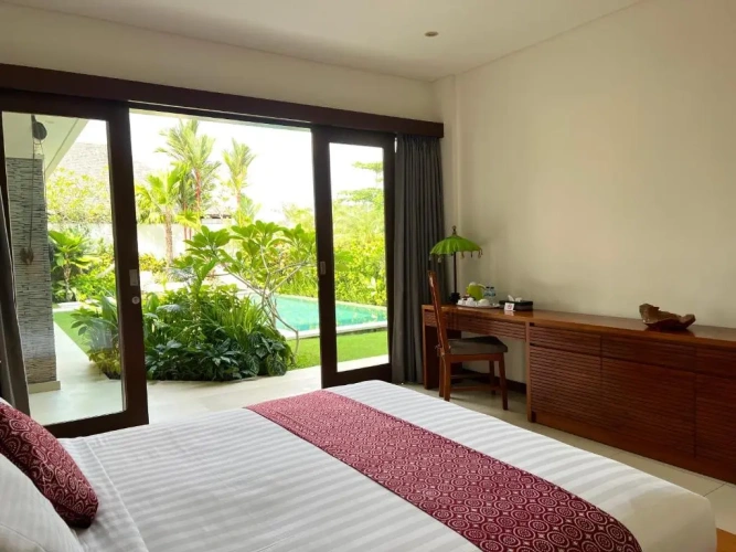 Junior Suite with pool view