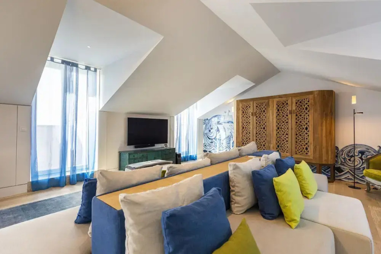 Chiado Rooftop Apartment by Cadenzalux