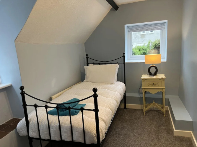 Traditional 3-bed Cottage, Log Burner & Sea Views!