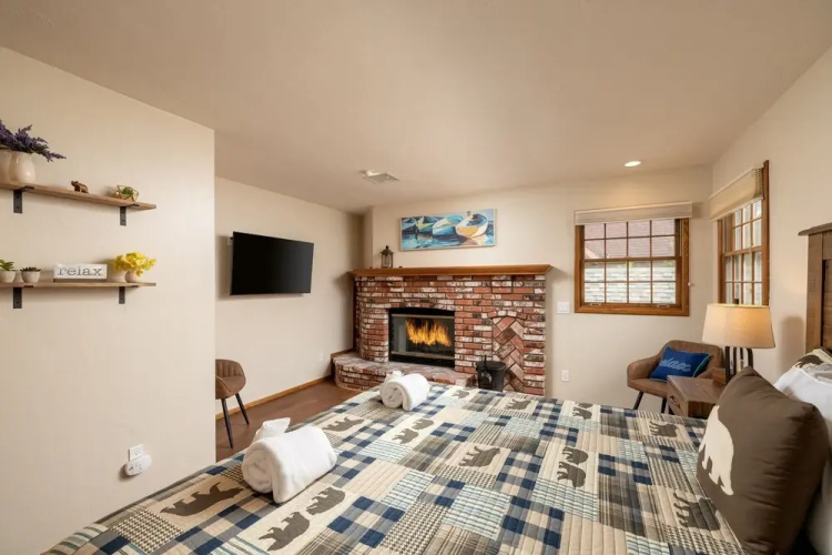 26 - Lakefront Chalet 3 Bedroom Home by Redawning