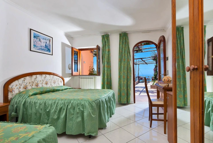 Standard Triple room with sea view